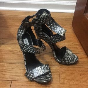 Black and white Steve Madden stilettos 👠
